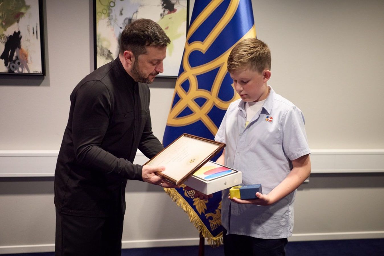 Зеленский вручил награду 11-летнему волонтеру из Дании - 24 Канал Зеленский вручил награду 11-летнему волонтеру из Дании - 24 Канал