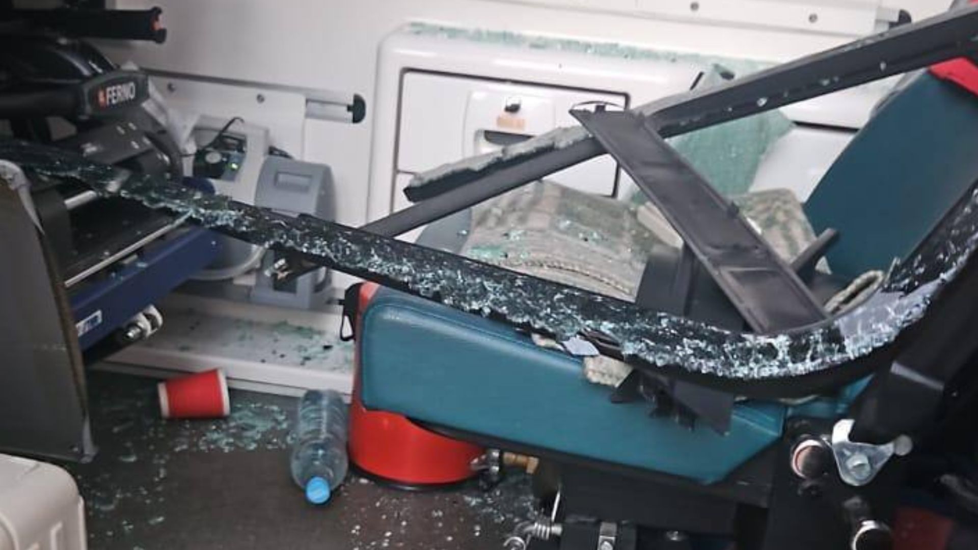 Пошкоджено 5 автомобілів швидкої допомоги під час атаки по Києву Пошкоджено 5 автомобілів швидкої допомоги під час атаки по Києву