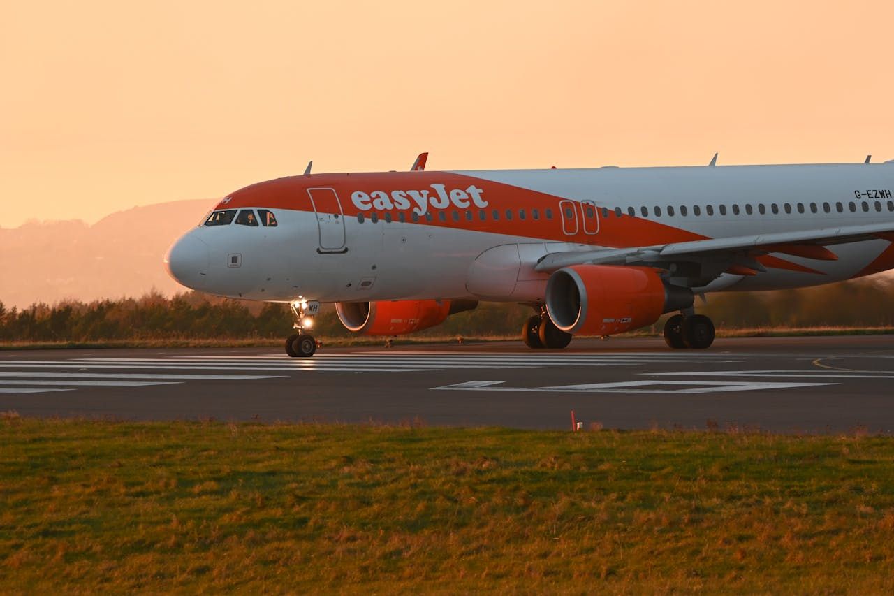 Літак EasyJet на злітній смузі Літак EasyJet на злітній смузі