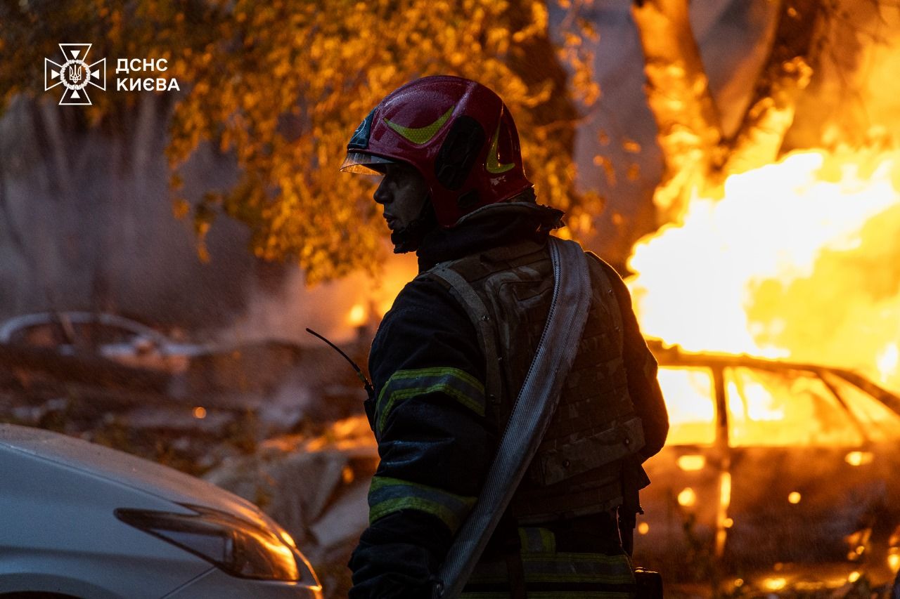 Рятувальники ліквідовують наслідки атаки на Київ Рятувальники ліквідовують наслідки атаки на Київ