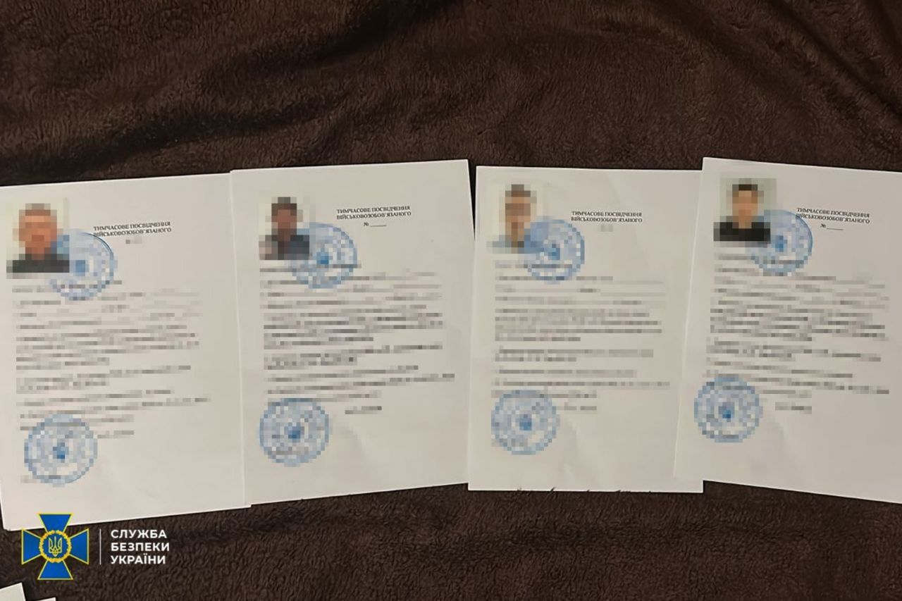 Правоохоронці затримали ділків, які переводили військових у тил Правоохоронці затримали ділків, які переводили військових у тил