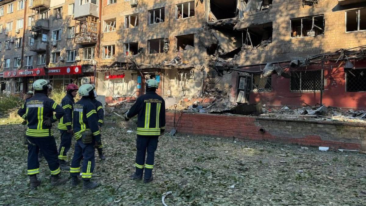 Дрон попал в многоэтажку в Соломенском районе Дрон попал в многоэтажку в Соломенском районе