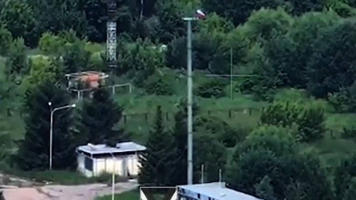 ЗСУ знищили російський прапор на кордоні з Чернігівщиною ЗСУ знищили російський прапор на кордоні з Чернігівщиною