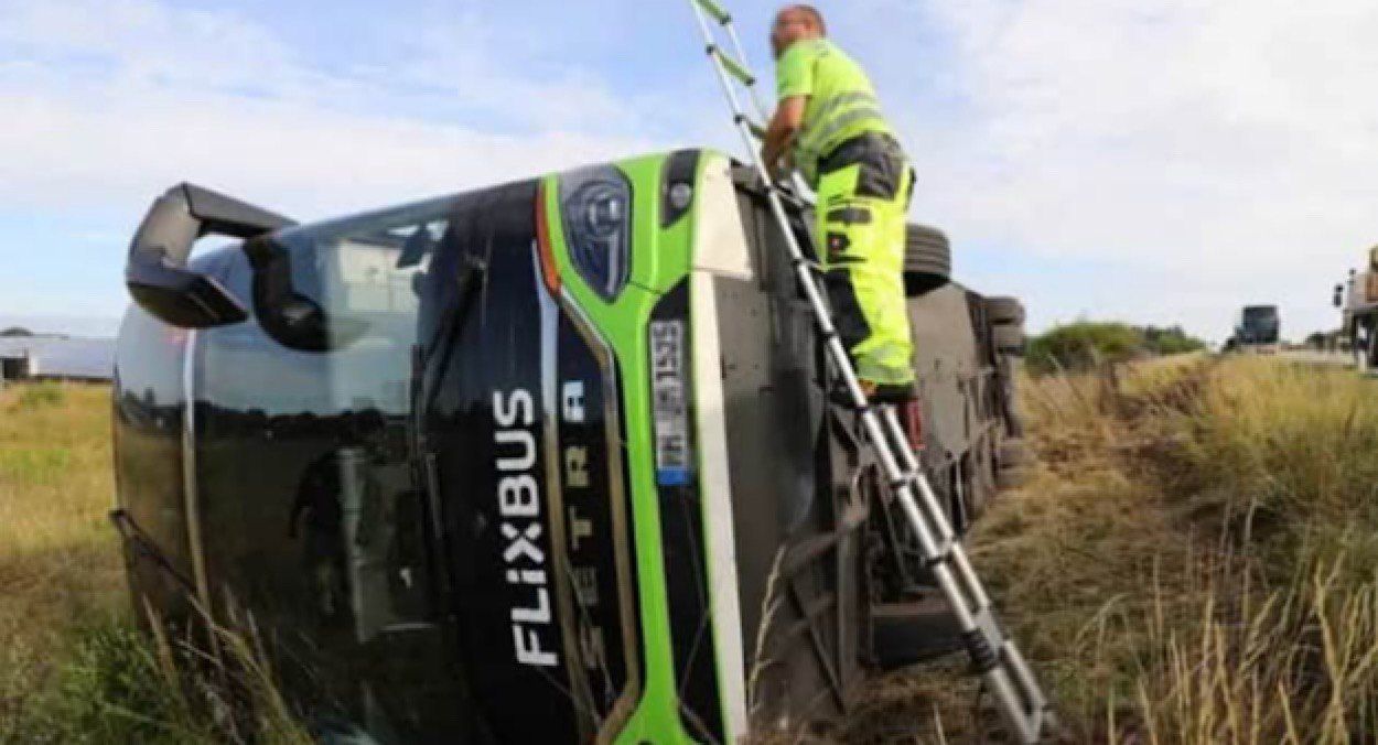 Автобус Flixbus с украинцами перевернулся под Берлином Автобус Flixbus с украинцами перевернулся под Берлином