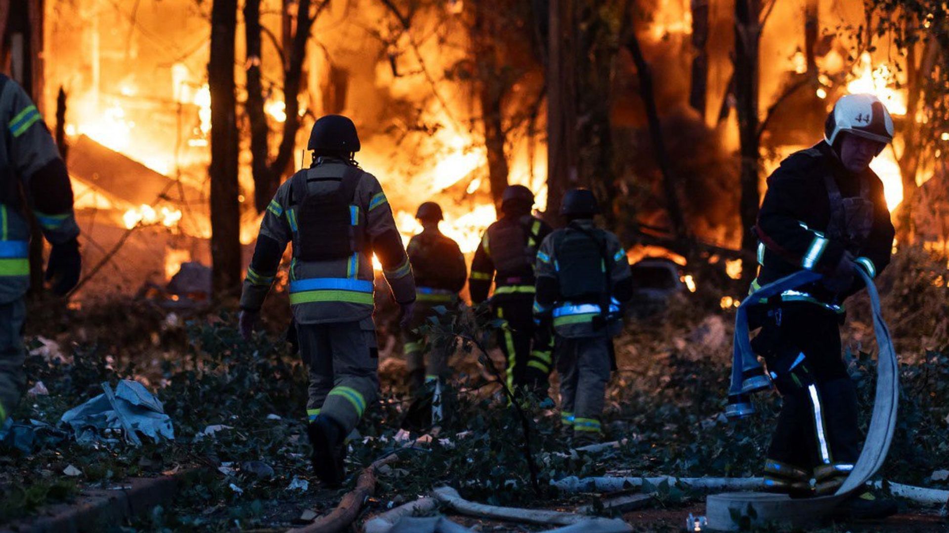 Ликвидация последствий ночного обстрела Киева Ликвидация последствий ночного обстрела Киева