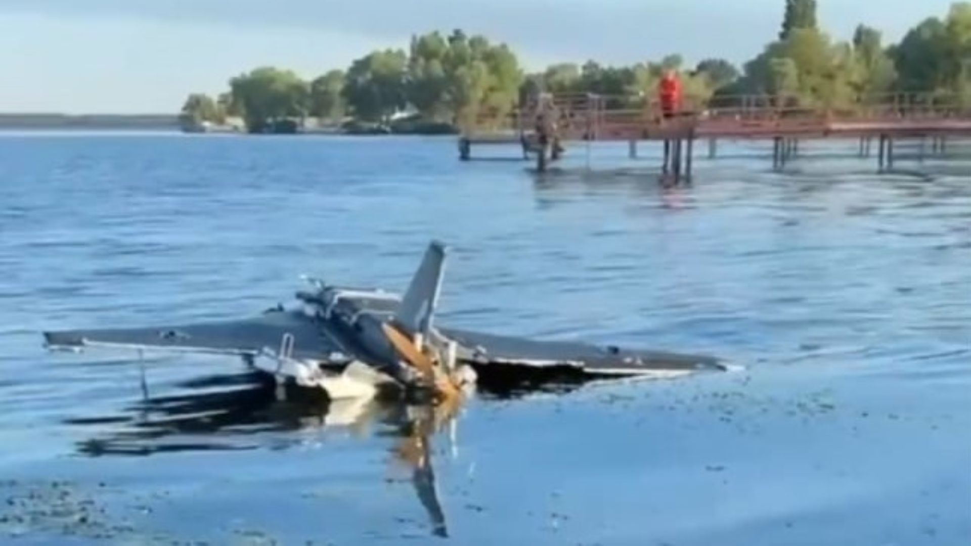 Сбитый дрон плавает по реке в Киеве Сбитый дрон плавает по реке в Киеве