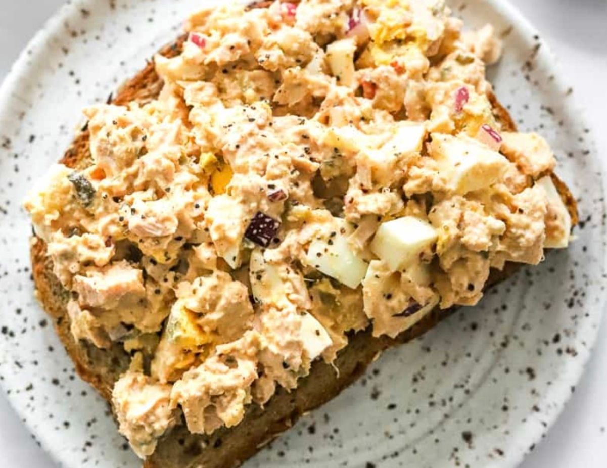 Намазка з варених яєць і тунця Намазка з варених яєць і тунця