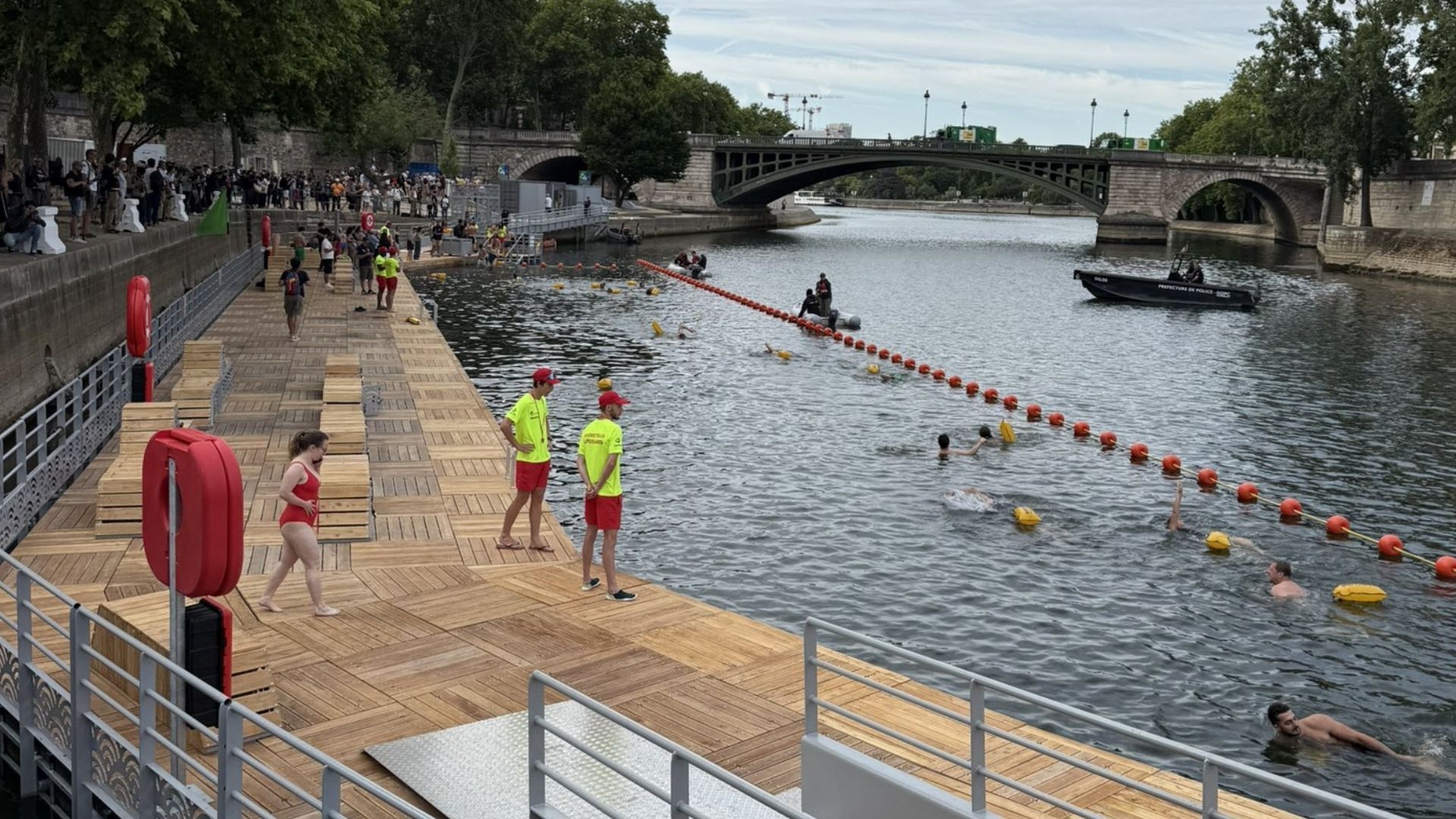 У Парижі дозволили купання у Сені У Парижі дозволили купання у Сені