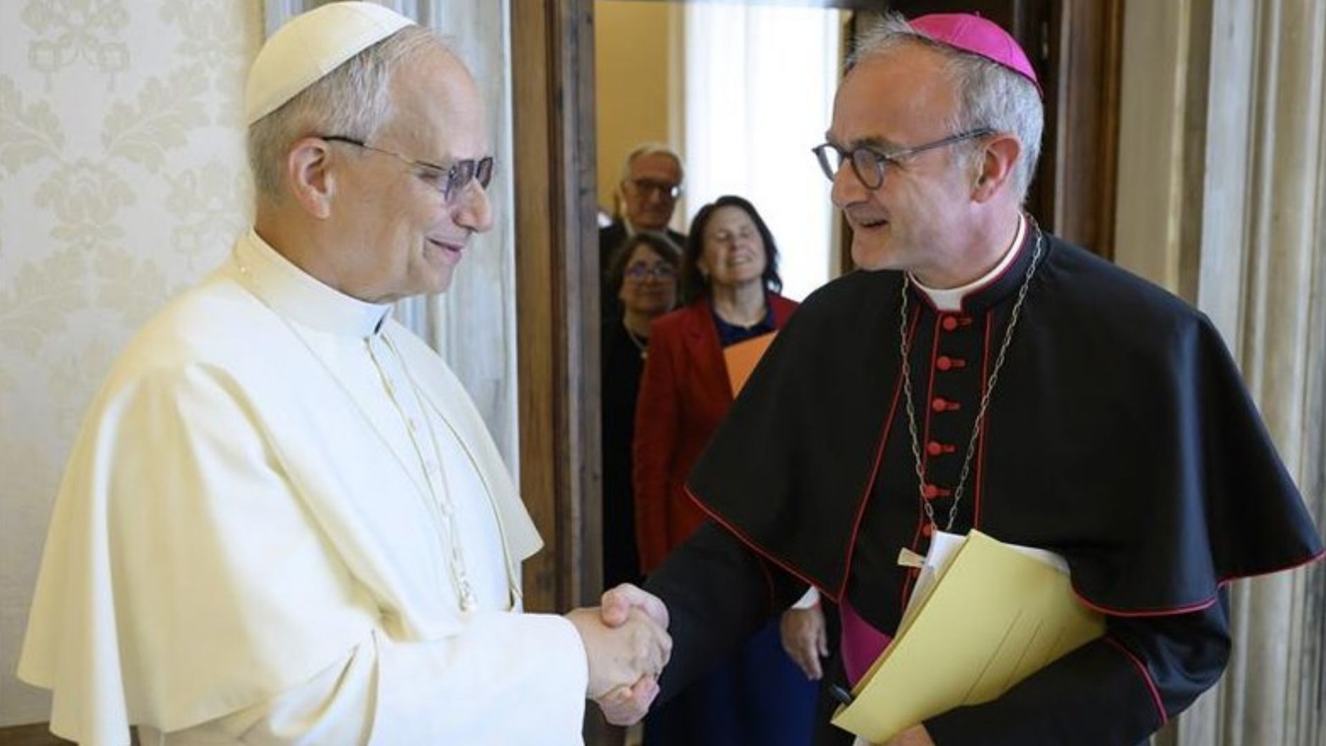 Папа римский Лев XVI и архиепископ Тибо Верни Папа римский Лев XVI и архиепископ Тибо Верни