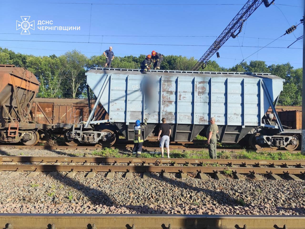 На вокзале в Нежине убило током подростка, 19-летняя девушка в реанимации - 24 Канал На вокзале в Нежине убило током подростка, 19-летняя девушка в реанимации - 24 Канал
