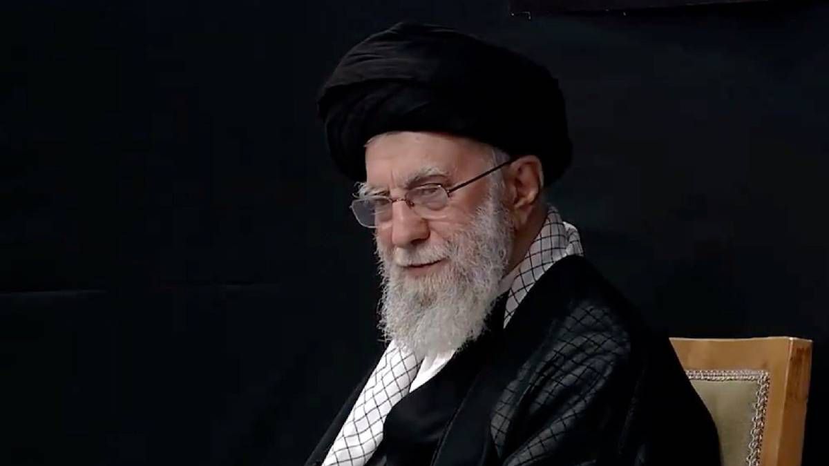 Аятолла Хаменеи вышел из бункера Аятолла Хаменеи вышел из бункера