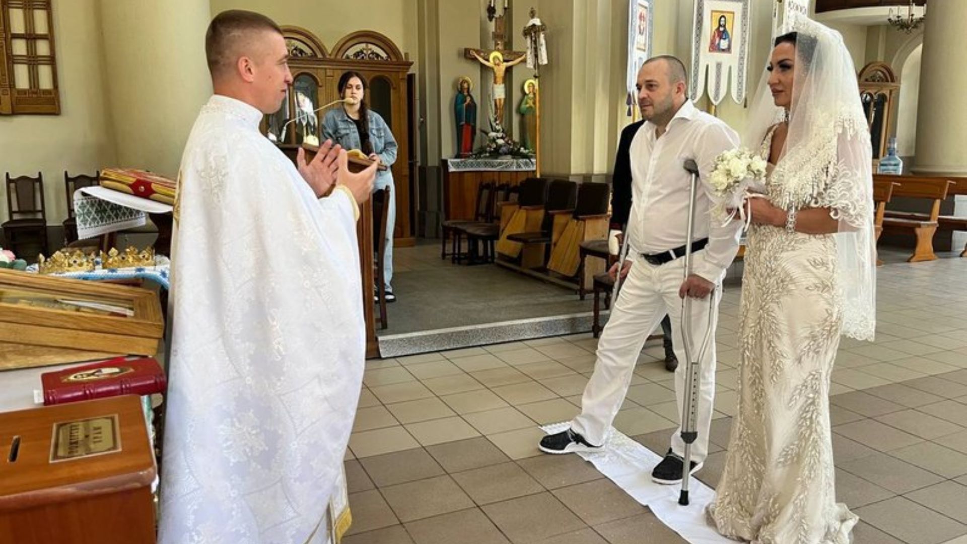 У Львові повінчались звільнений з полону воїн і волонтерка У Львові повінчались звільнений з полону воїн і волонтерка