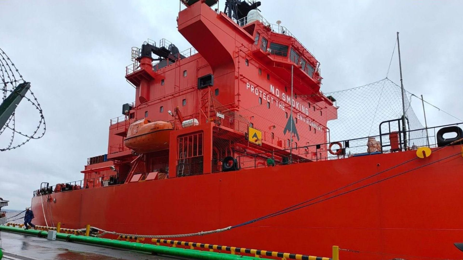 Біля Санк-Петербурга стався вибух на танкері з аміаком Біля Санк-Петербурга стався вибух на танкері з аміаком