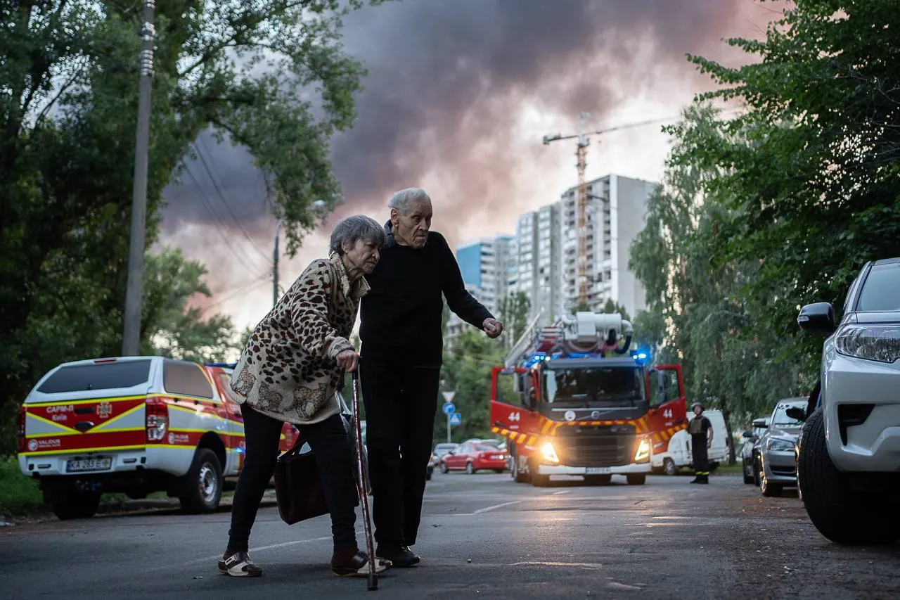 Пенсіонери рятувалися під час обстрілу Києва Пенсіонери рятувалися під час обстрілу Києва