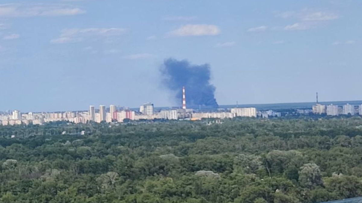 У Деснянському районі Києва спалахула пожежа