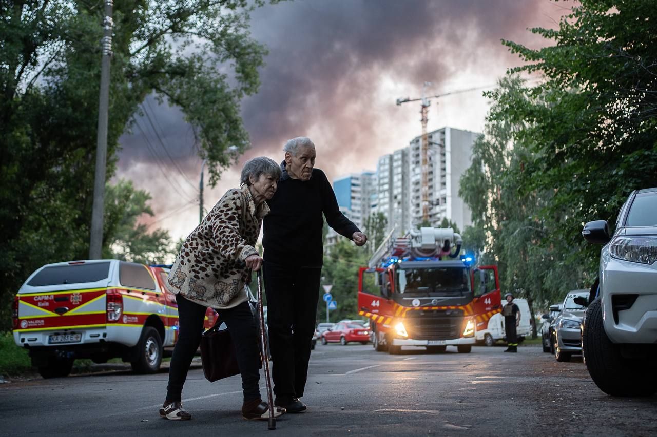 Трогательное фото ГСЧС во время обстрела Киева Трогательное фото ГСЧС во время обстрела Киева