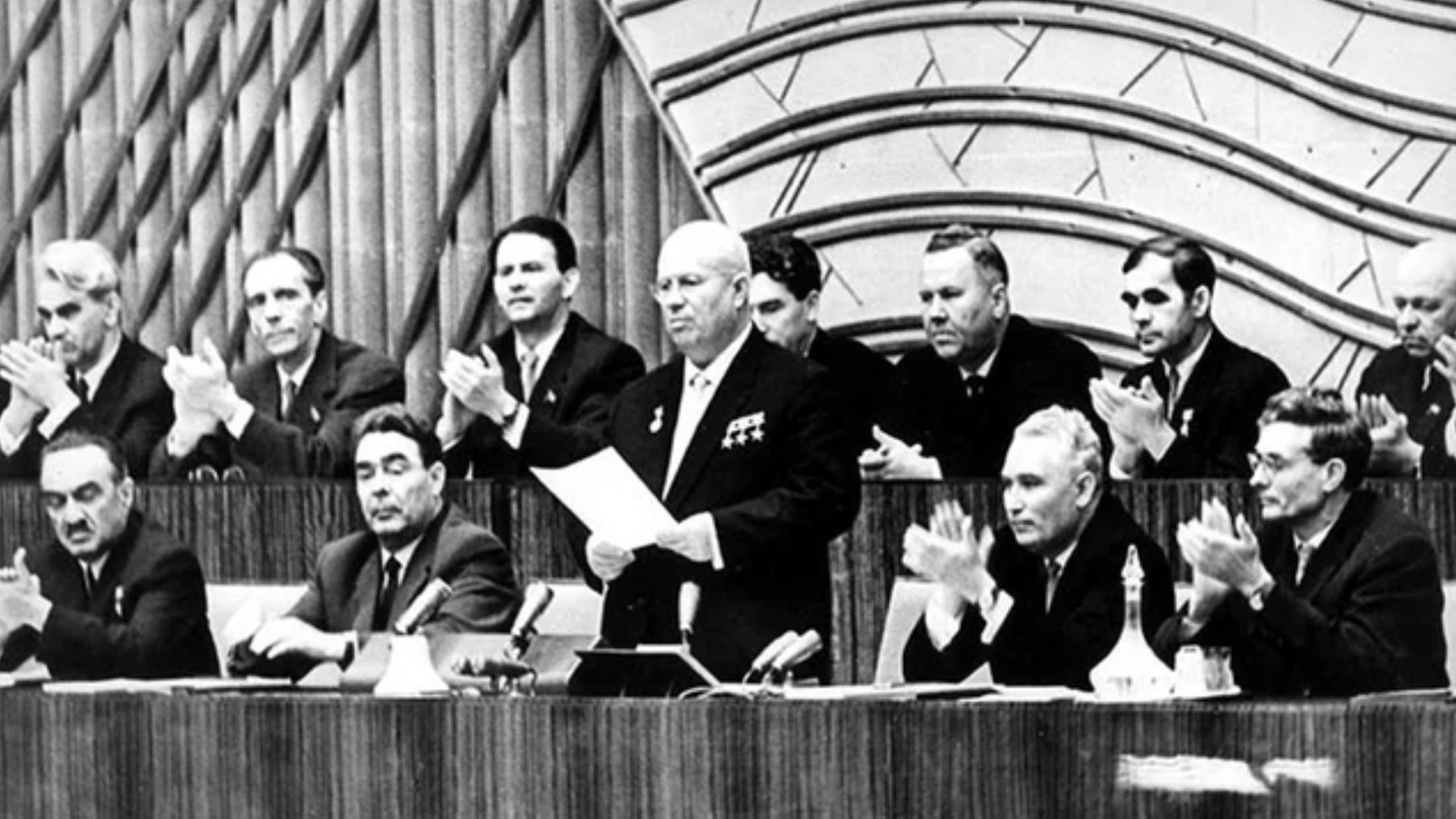 Микита Хрущов читає доповідь із засудженням культу особи Йосипа Сталіна Микита Хрущов читає доповідь із засудженням культу особи Йосипа Сталіна