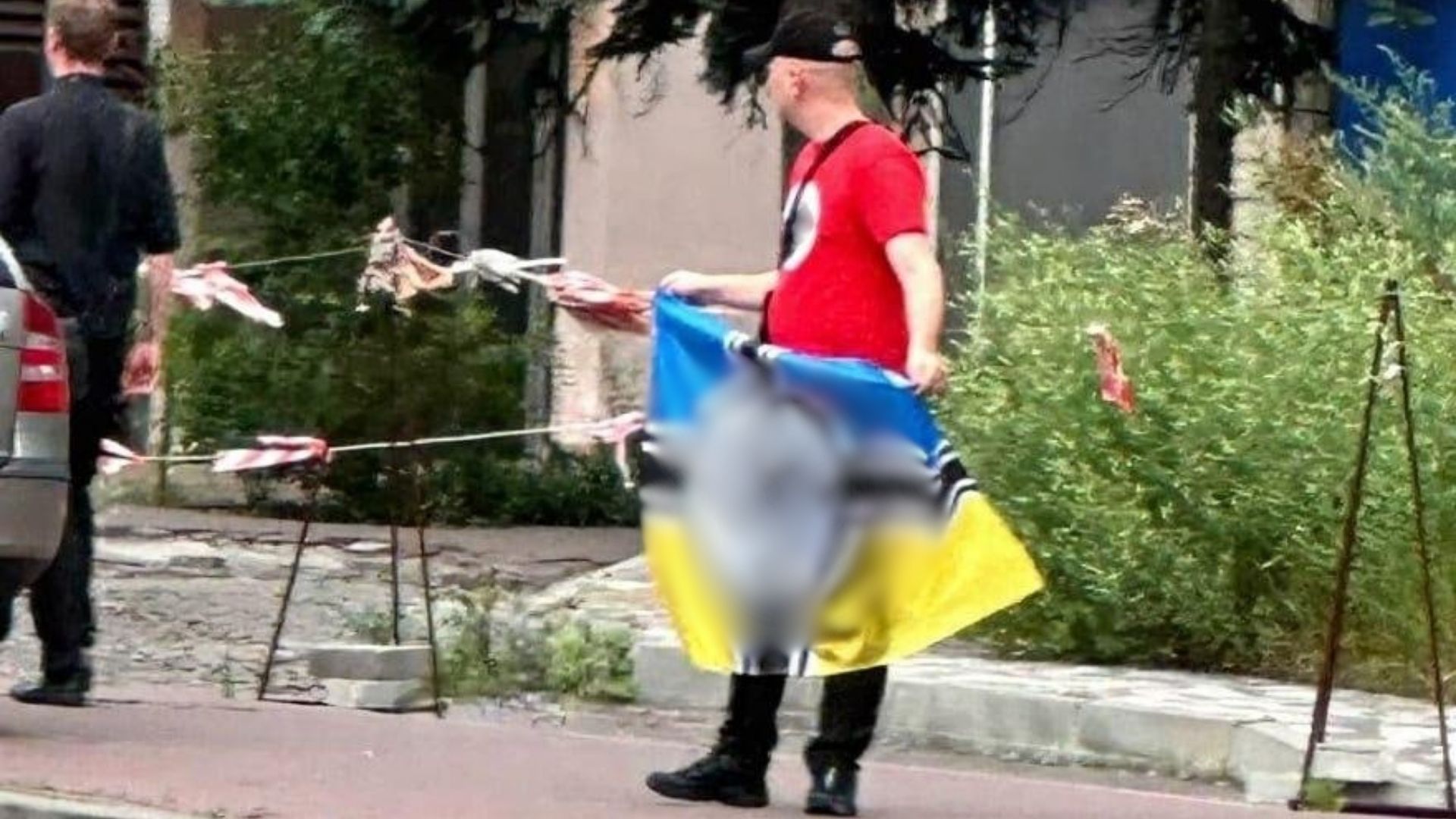 У Києві чоловік демонстрував прапор зі свастикою У Києві чоловік демонстрував прапор зі свастикою