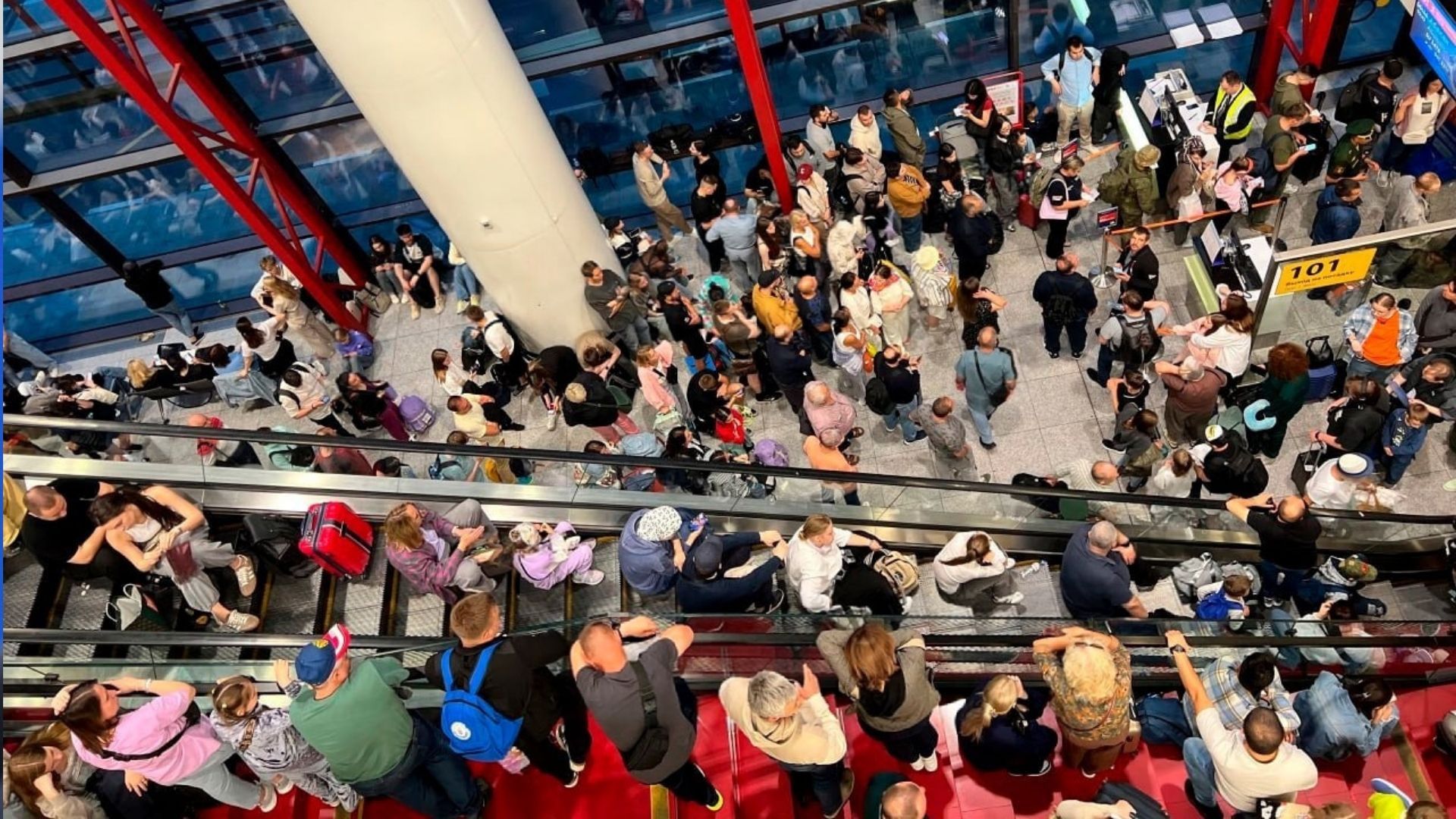 Колапс аеропортах Росії триває Колапс аеропортах Росії триває