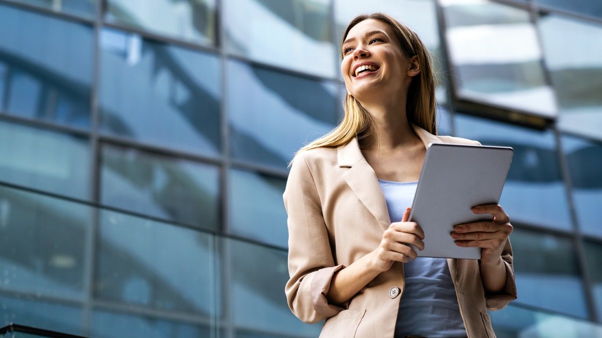 Девушка возле офисного здания