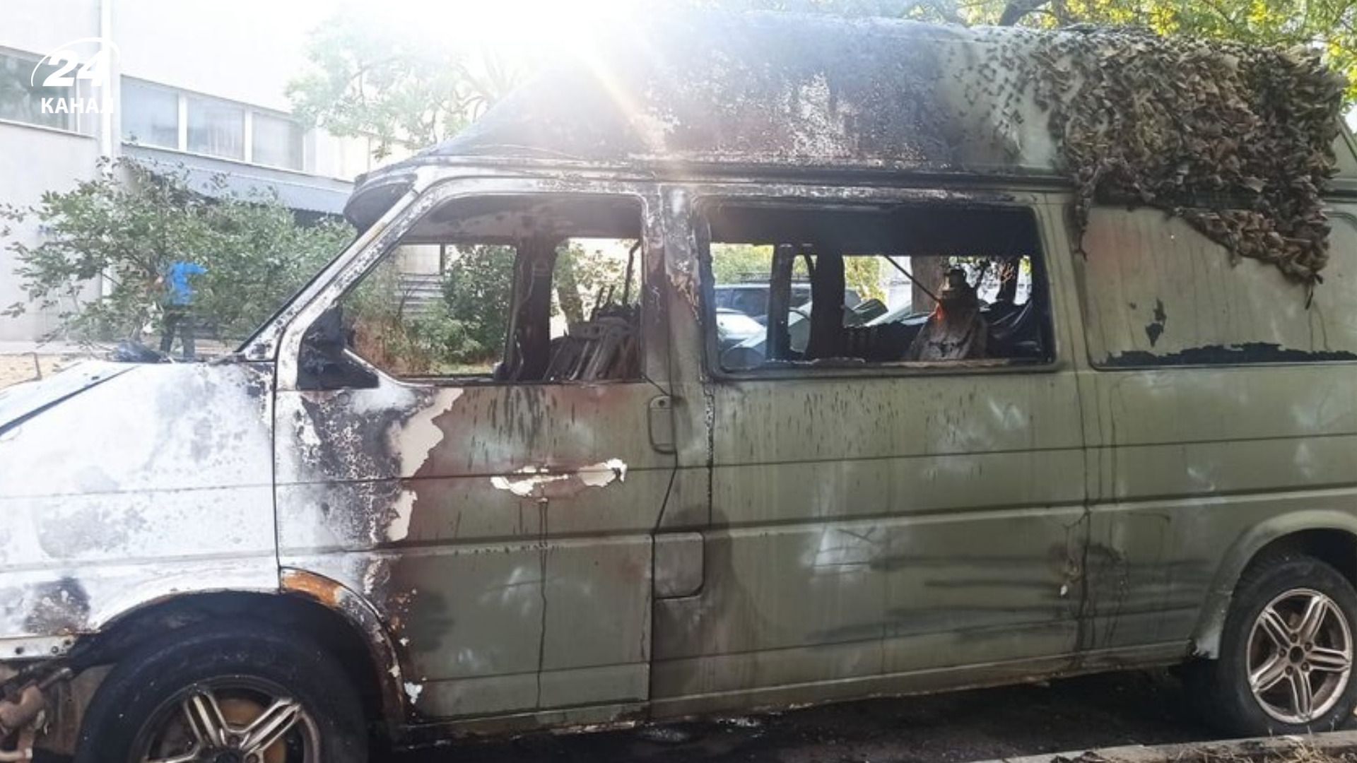 У дворі в Одесі згорів евакуаційний автомобіль військової медикині - 24 Канал У дворі в Одесі згорів евакуаційний автомобіль військової медикині - 24 Канал