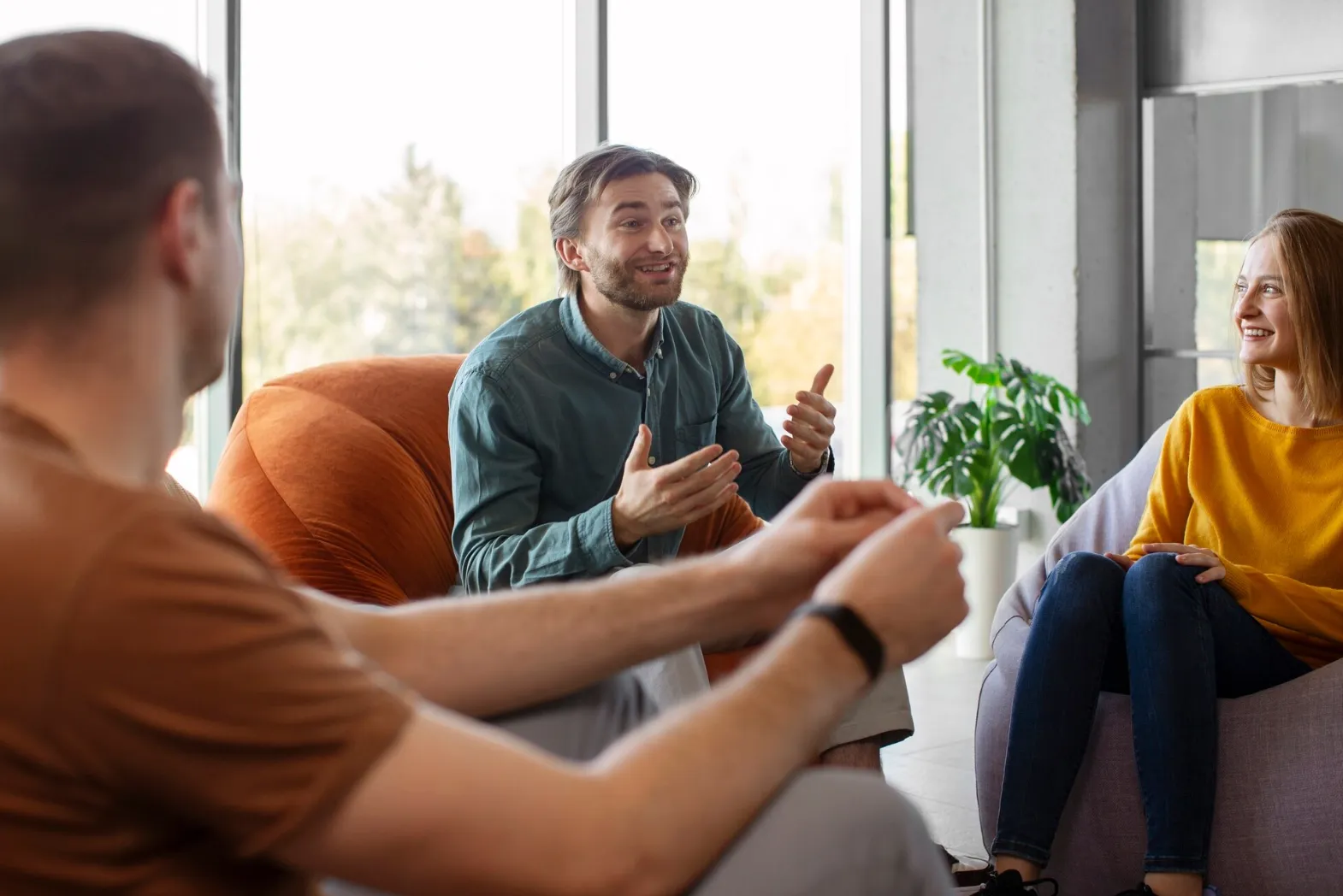 Друзі спілкуються між собою Друзі спілкуються між собою