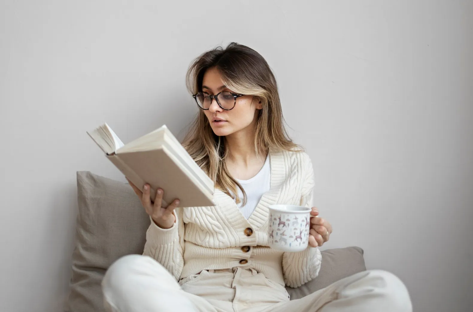 Дівчина читає книжку Дівчина читає книжку