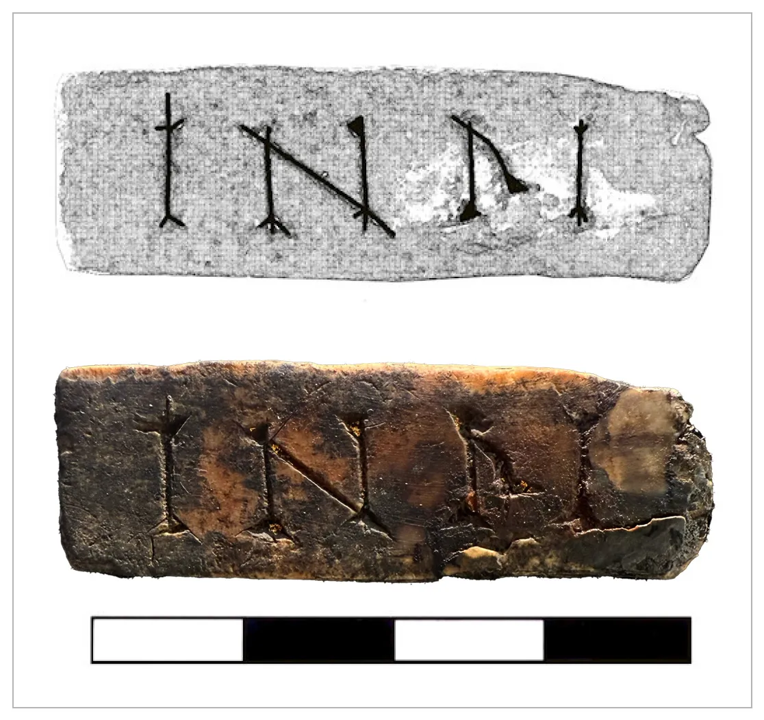 На слоновій кістці вирізані літери INRI (Iesus Nazarenus Rex Iudaeorum) На слоновій кістці вирізані літери INRI (Iesus Nazarenus Rex Iudaeorum)