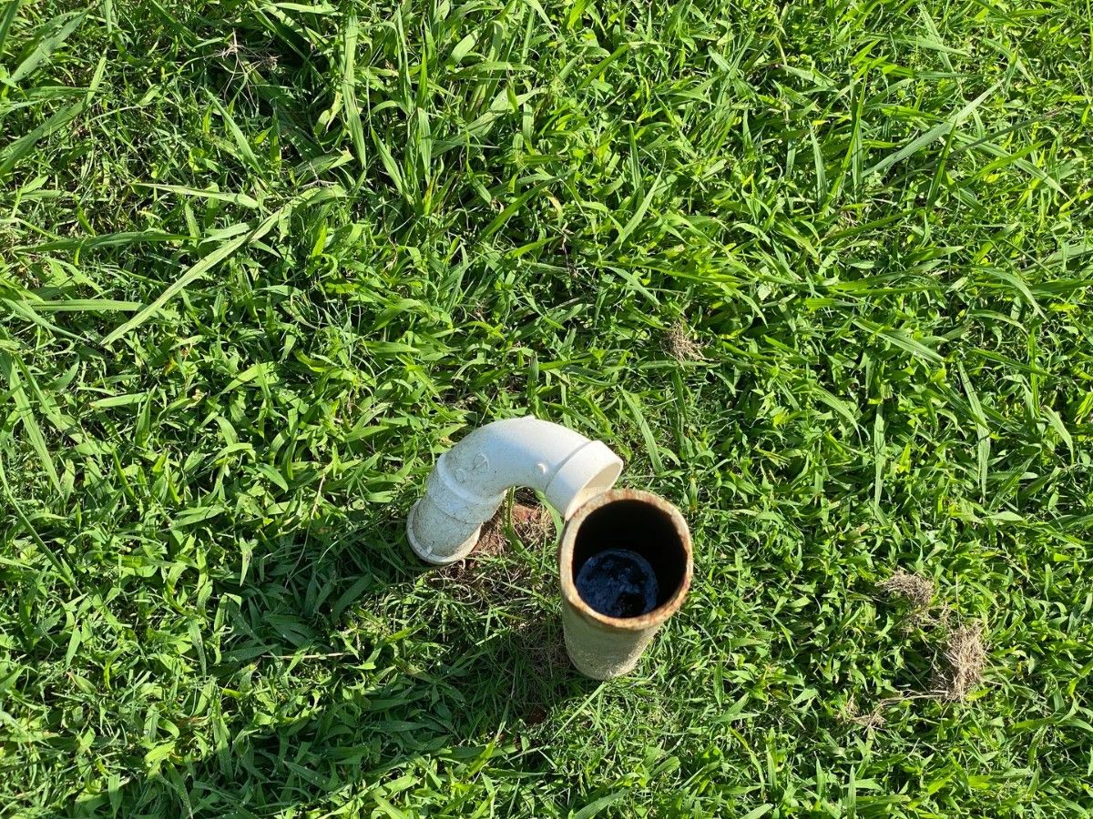 Пара знайшла невідому трубу у дворі Пара знайшла невідому трубу у дворі