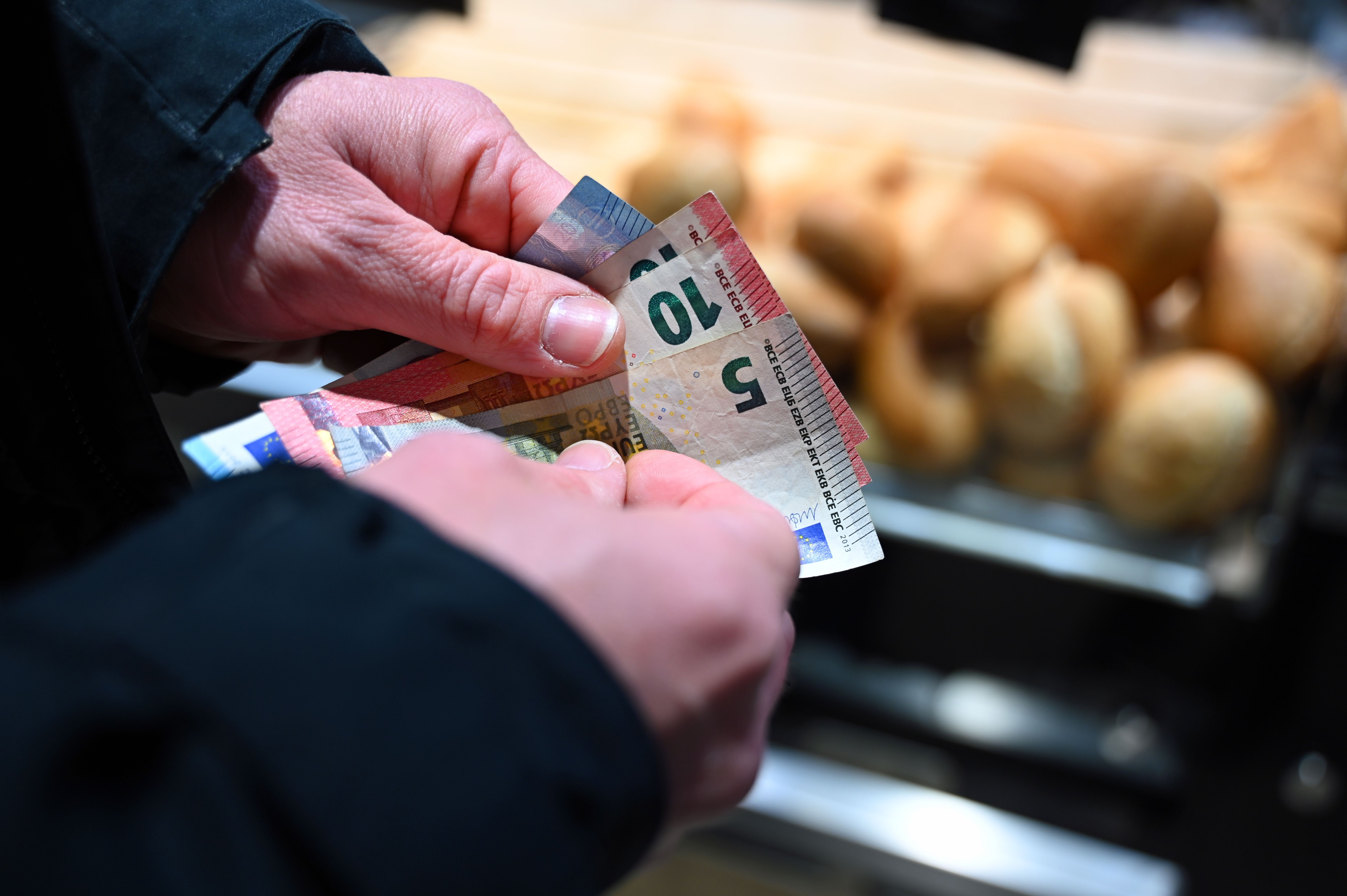 Українці більше купують євро Українці більше купують євро