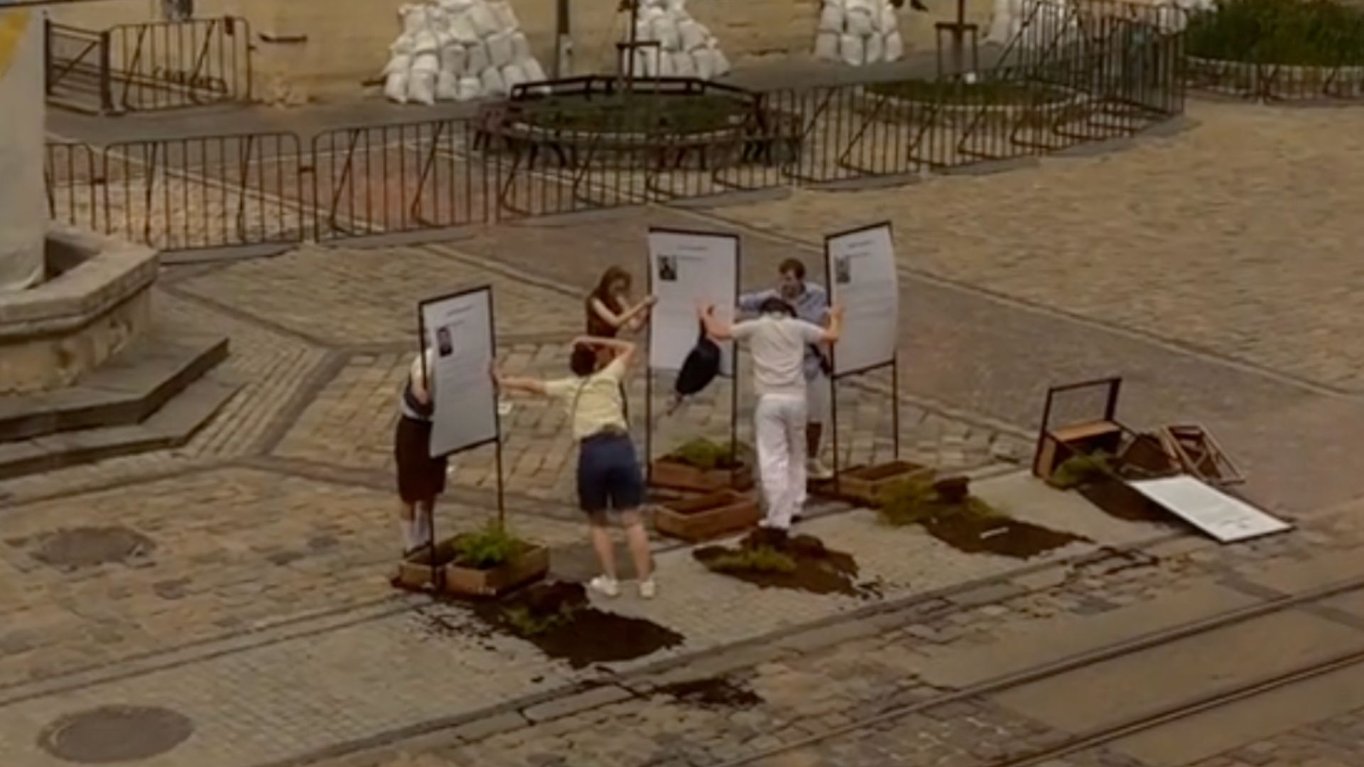 В центре Львова во время непогоды молодежь спасала стенды с именами павших героев - 24 Канал В центре Львова во время непогоды молодежь спасала стенды с именами павших героев - 24 Канал