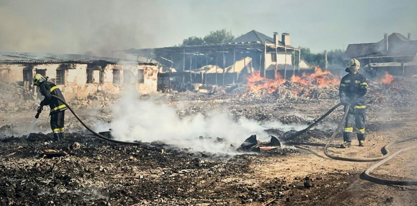 Пожежа на Київщині внаслідок обстрілу Пожежа на Київщині внаслідок обстрілу
