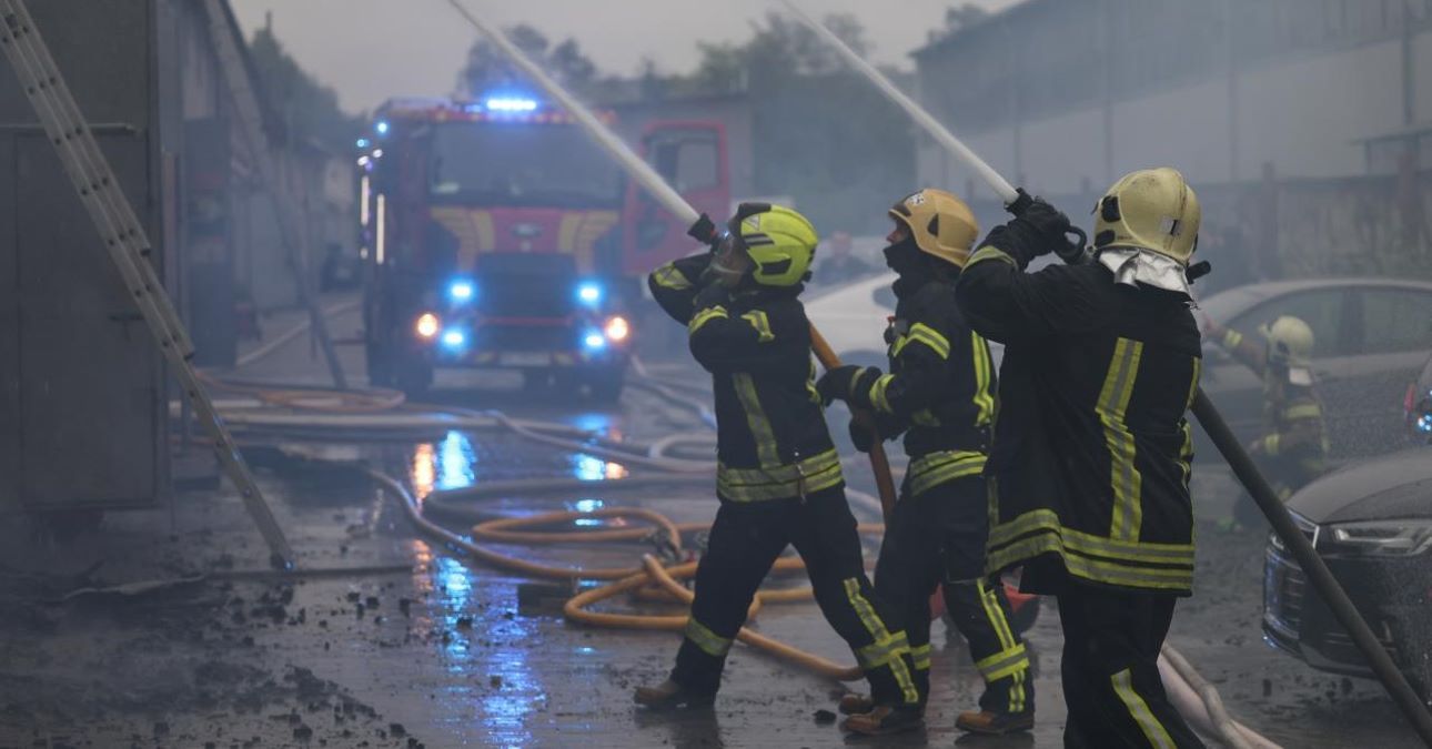 ДСНС показала наслідки обстрілу Луцька ДСНС показала наслідки обстрілу Луцька