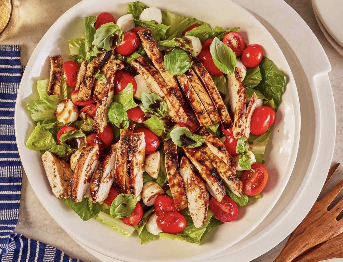 Салат с курицей в стиле капрезе