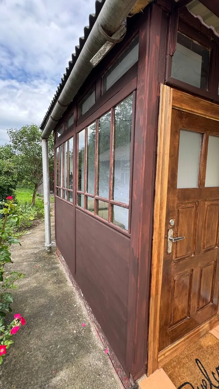 После дверей Надежда начала восстанавливать фасад дома После дверей Надежда начала восстанавливать фасад дома