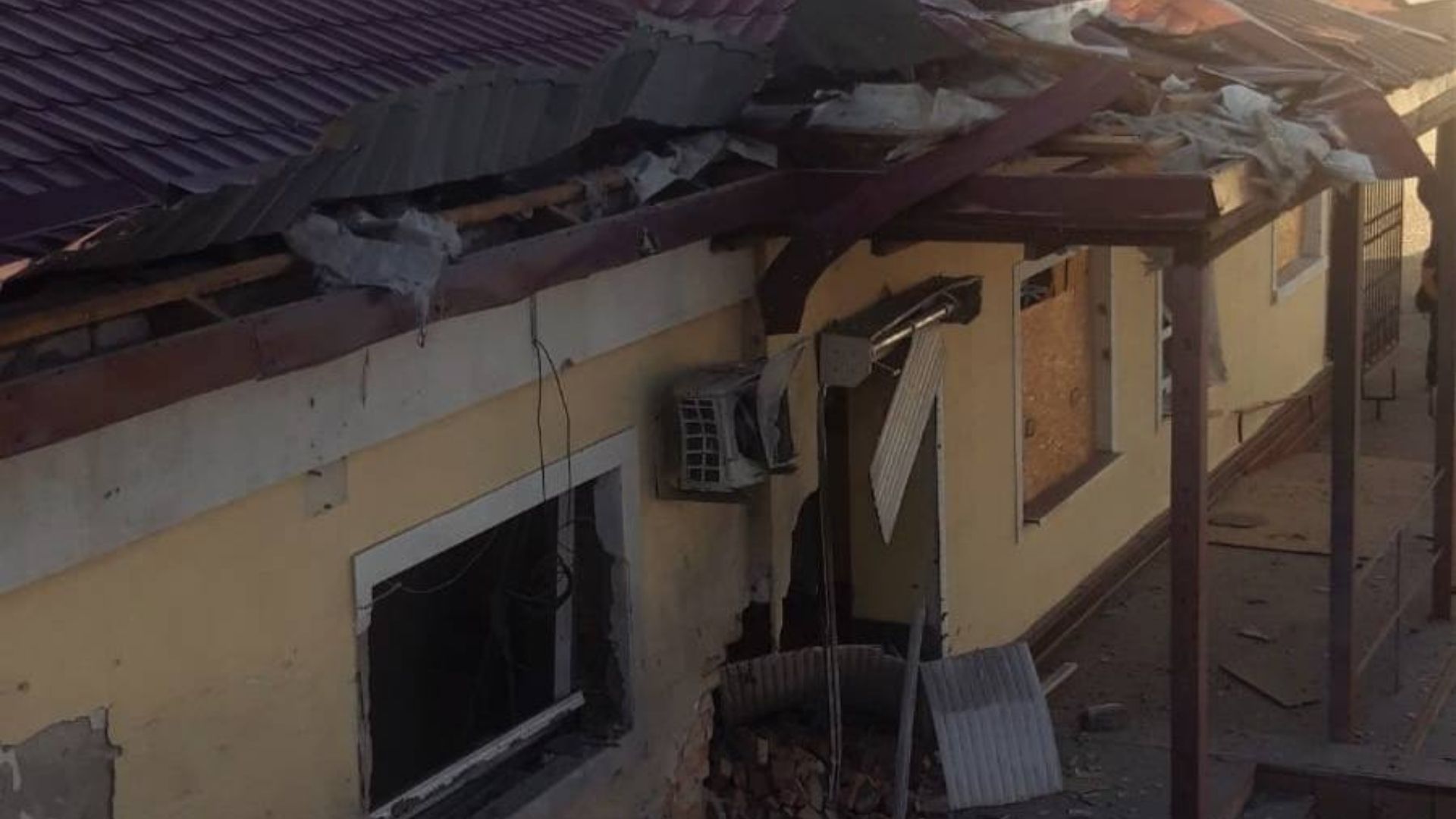 В Херсоне 9 июля 2025 года поврежден железнодорожный вокзал В Херсоне 9 июля 2025 года поврежден железнодорожный вокзал