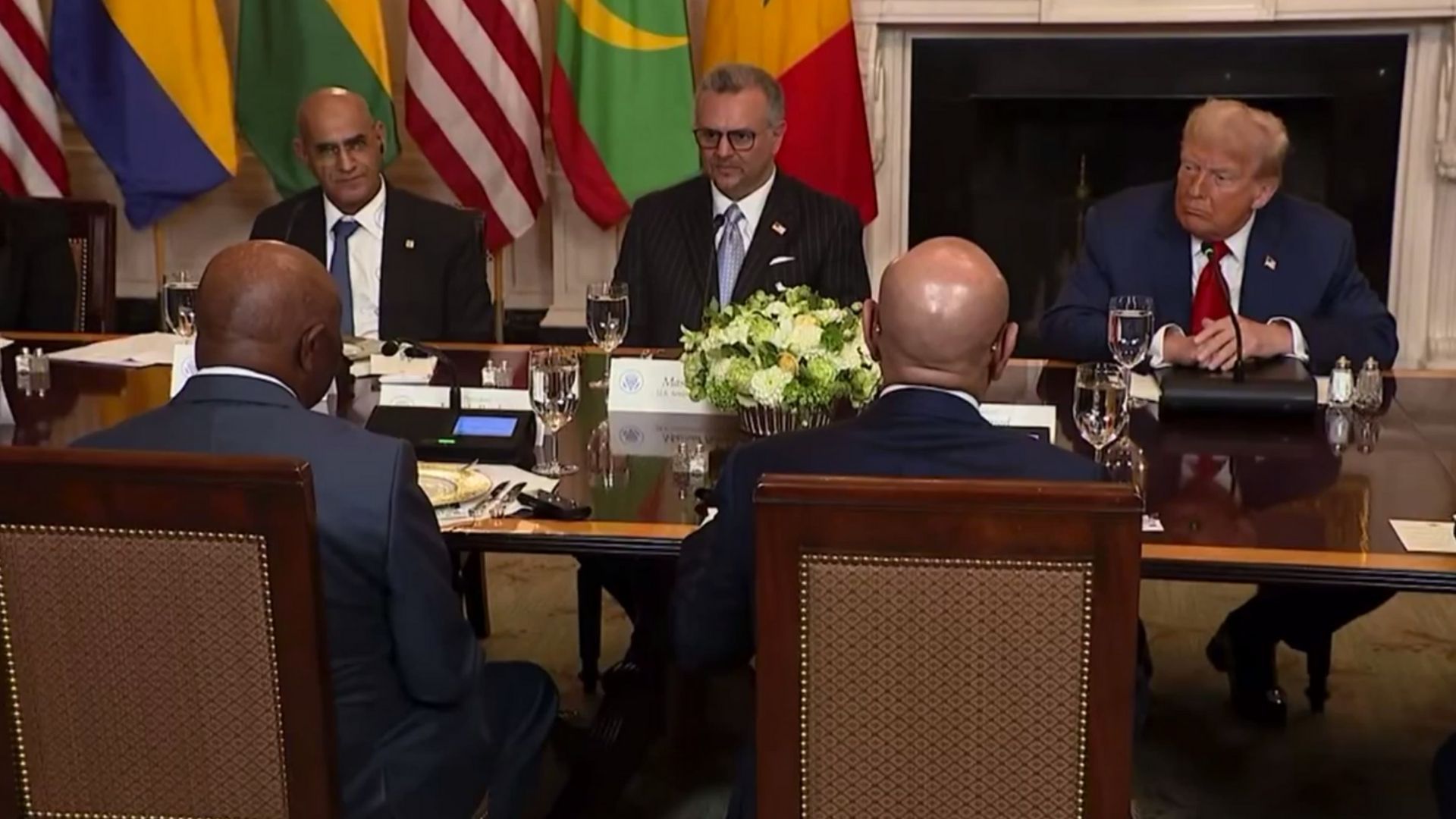 Трамп оконфузився під час зустрічі з президентом Ліберії Трамп оконфузився під час зустрічі з президентом Ліберії