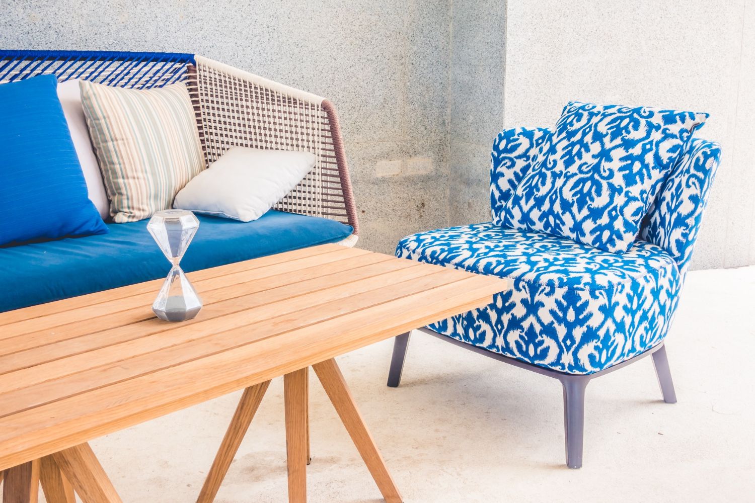 Вуличні меблі часто страждають від пилка влітку Вуличні меблі часто страждають від пилка влітку