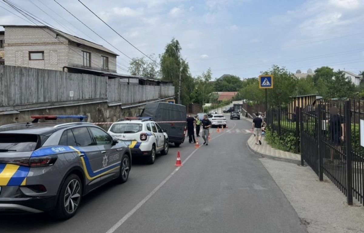 На Київщині авто без водія на смерть збило дитину