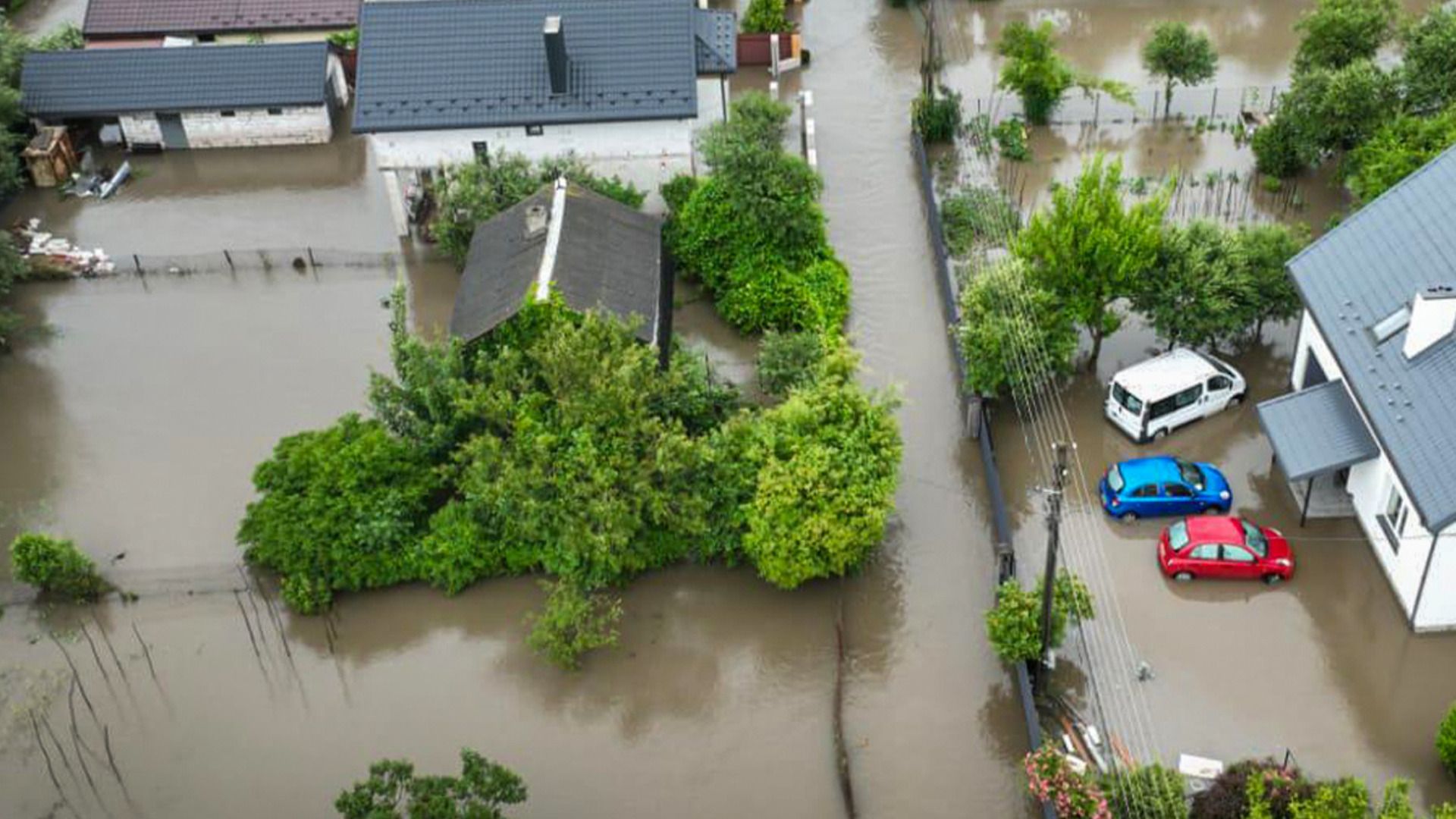 Затоплені вулиці та евакуація на Львівщині Затоплені вулиці та евакуація на Львівщині