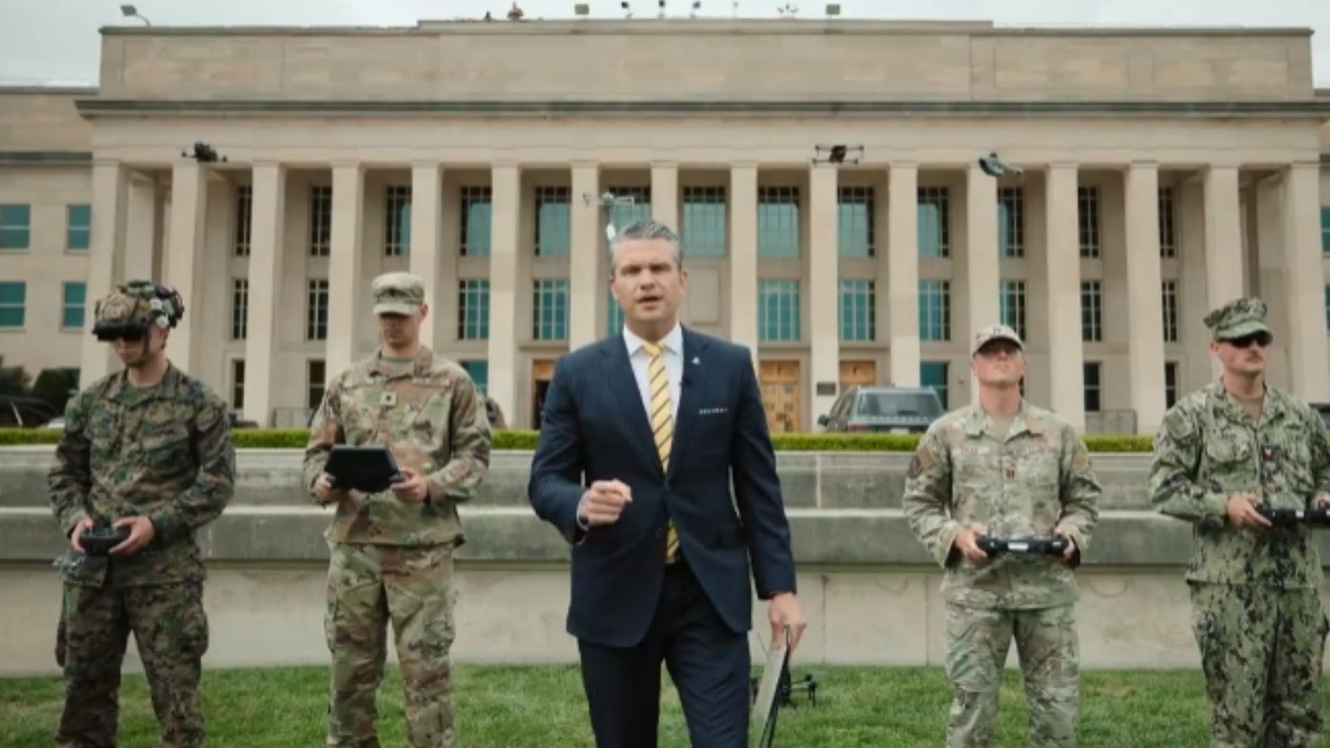 Гегсет анонсирует политику доминирования военных дронов Гегсет анонсирует политику доминирования военных дронов