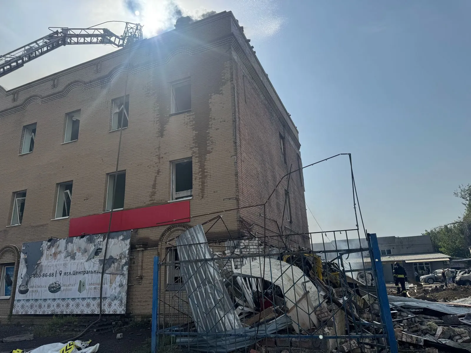 Уничтожено здание в Славянске Уничтожено здание в Славянске