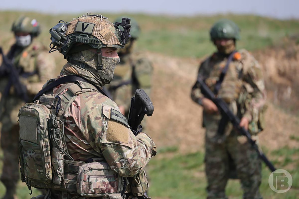 Российские оккупанты с оружием в руках Российские оккупанты с оружием в руках