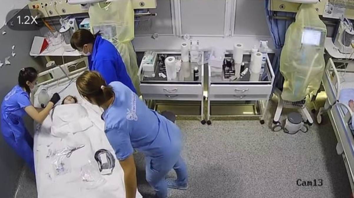 Лікарі рятували хвору Злату під час прильотів