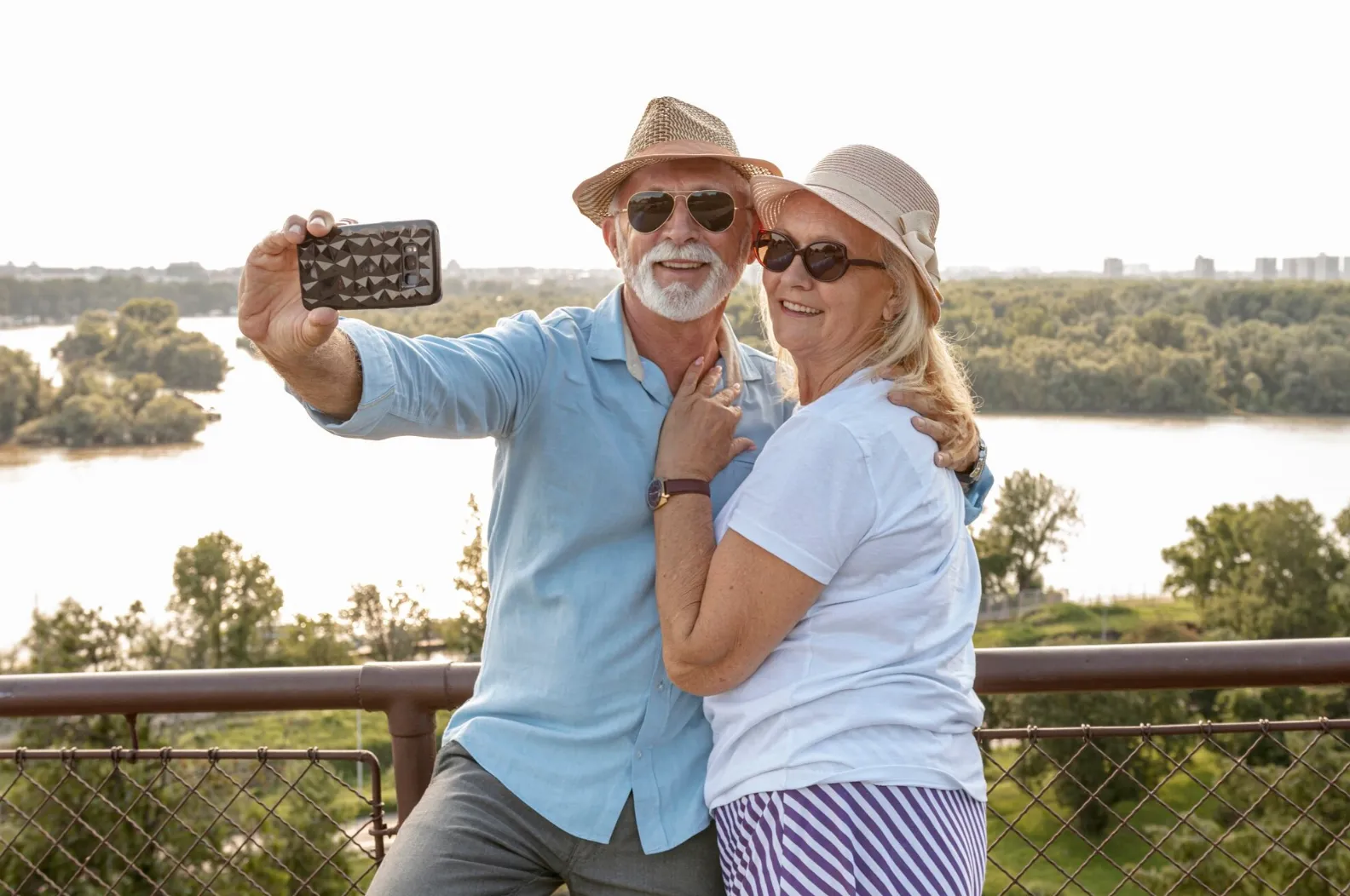 Старшие мужчина и женщина во время отпуска делают селфи Старшие мужчина и женщина во время отпуска делают селфи