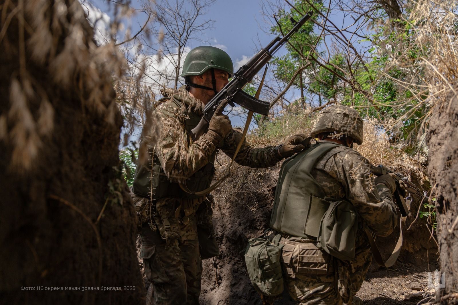 Українські військові зі зброєю на фронті Українські військові зі зброєю на фронті
