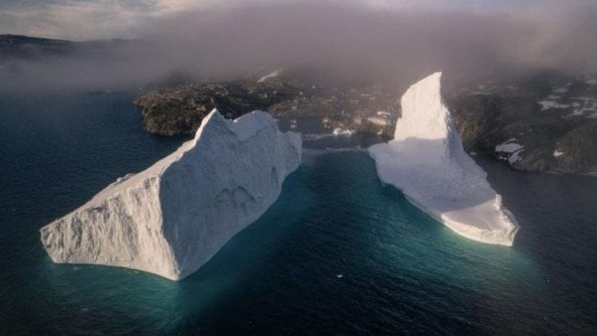 Айсберг біля селища Іннаарсуїт Айсберг біля селища Іннаарсуїт