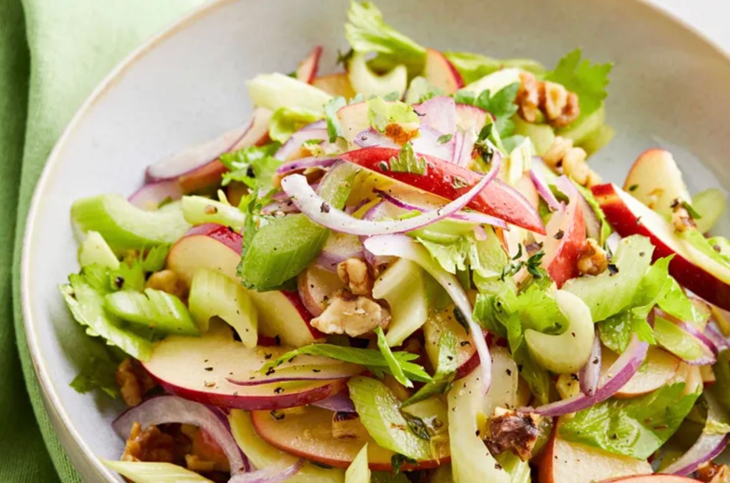 Салат з яблуком та селерою Салат з яблуком та селерою