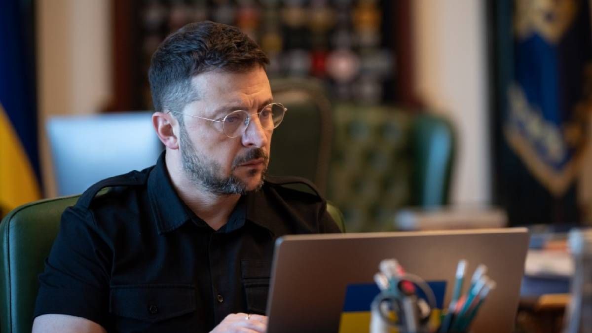 Зеленский предлагает продлить военное положение в Украине Зеленский предлагает продлить военное положение в Украине