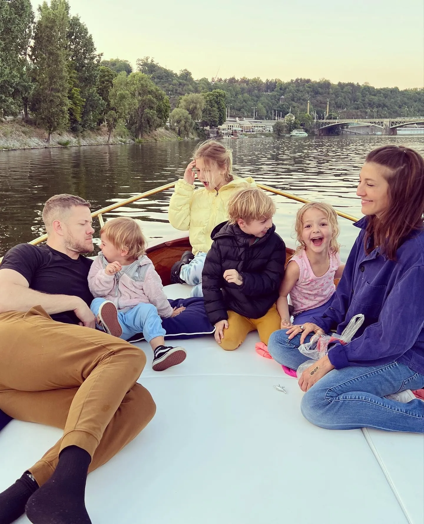 Ден Рейнольдс з ексдружиною Ейжею та дітьми Ден Рейнольдс з ексдружиною Ейжею та дітьми